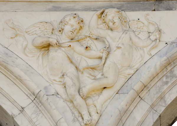 Amours tirant à l'arc. Bas-relief en marbre. Etinne Le Hongre.