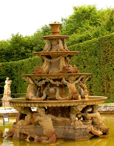 Fontaine de la Pyramide. François Girardon.