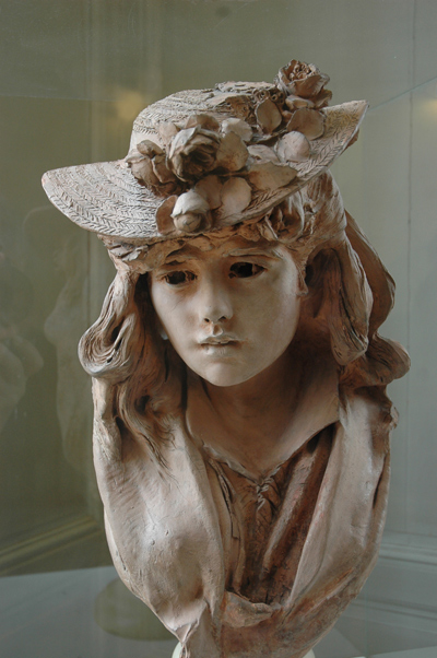 Jeune fille au chapeau fleuri. Auguste Rodin.